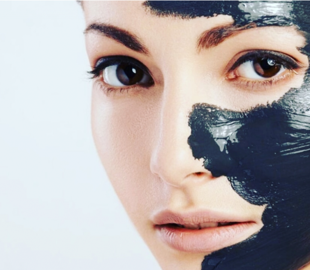 Imagen de una mujer con un tratamiento facial de Carbón activo + Tecnología Protheus. Centro estético Gemma Romero Tomares.